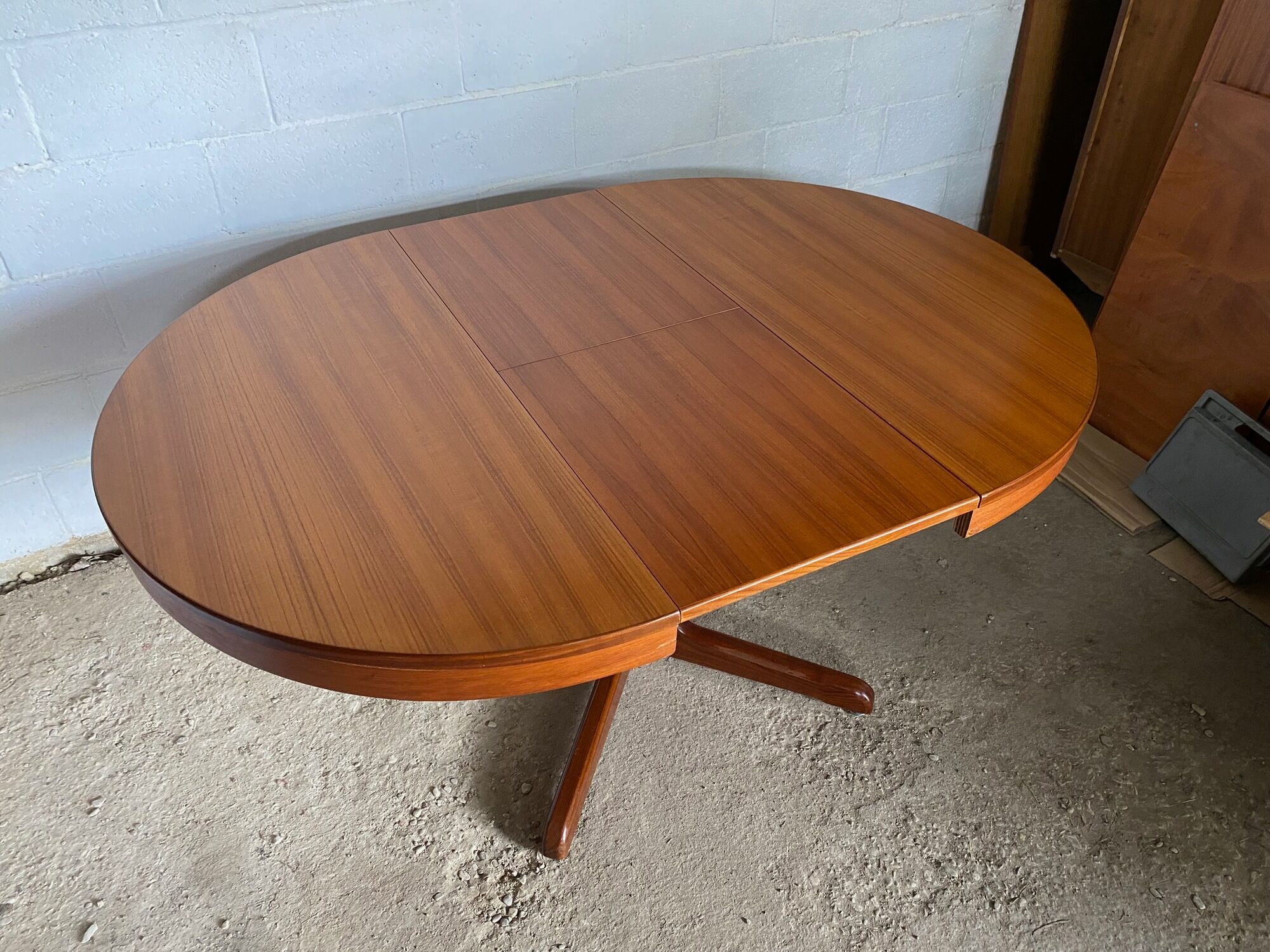 Table ronde dia 116cm extensible type Scandinave en teck et placage de teck an 1960