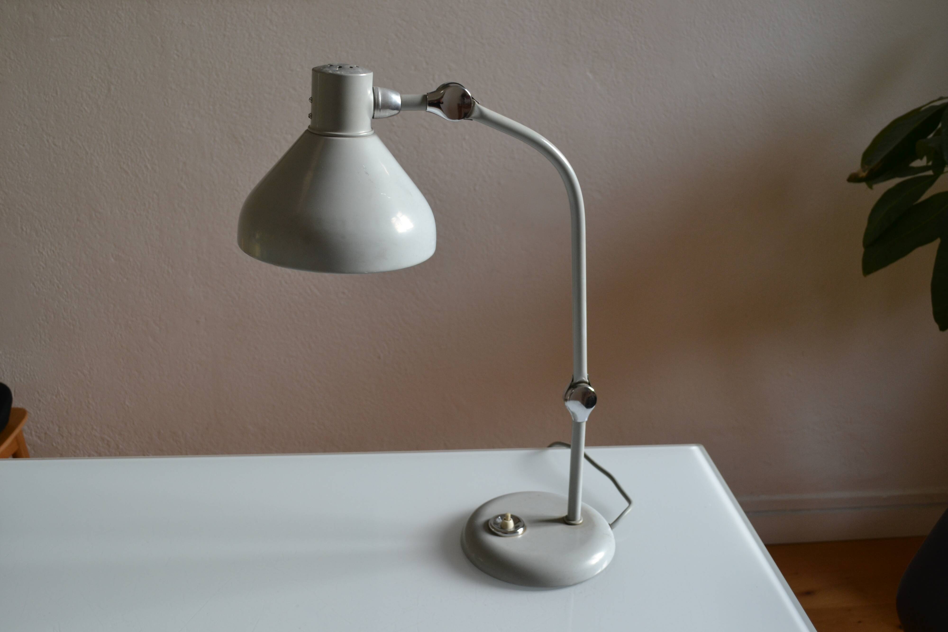 Jumo GS1 light grey table lamp