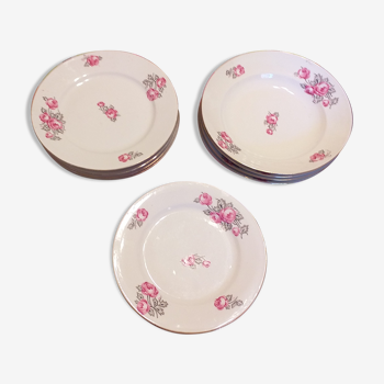 Lot 12 assiettes motifs floraux liseré or porcelaine de Limoges