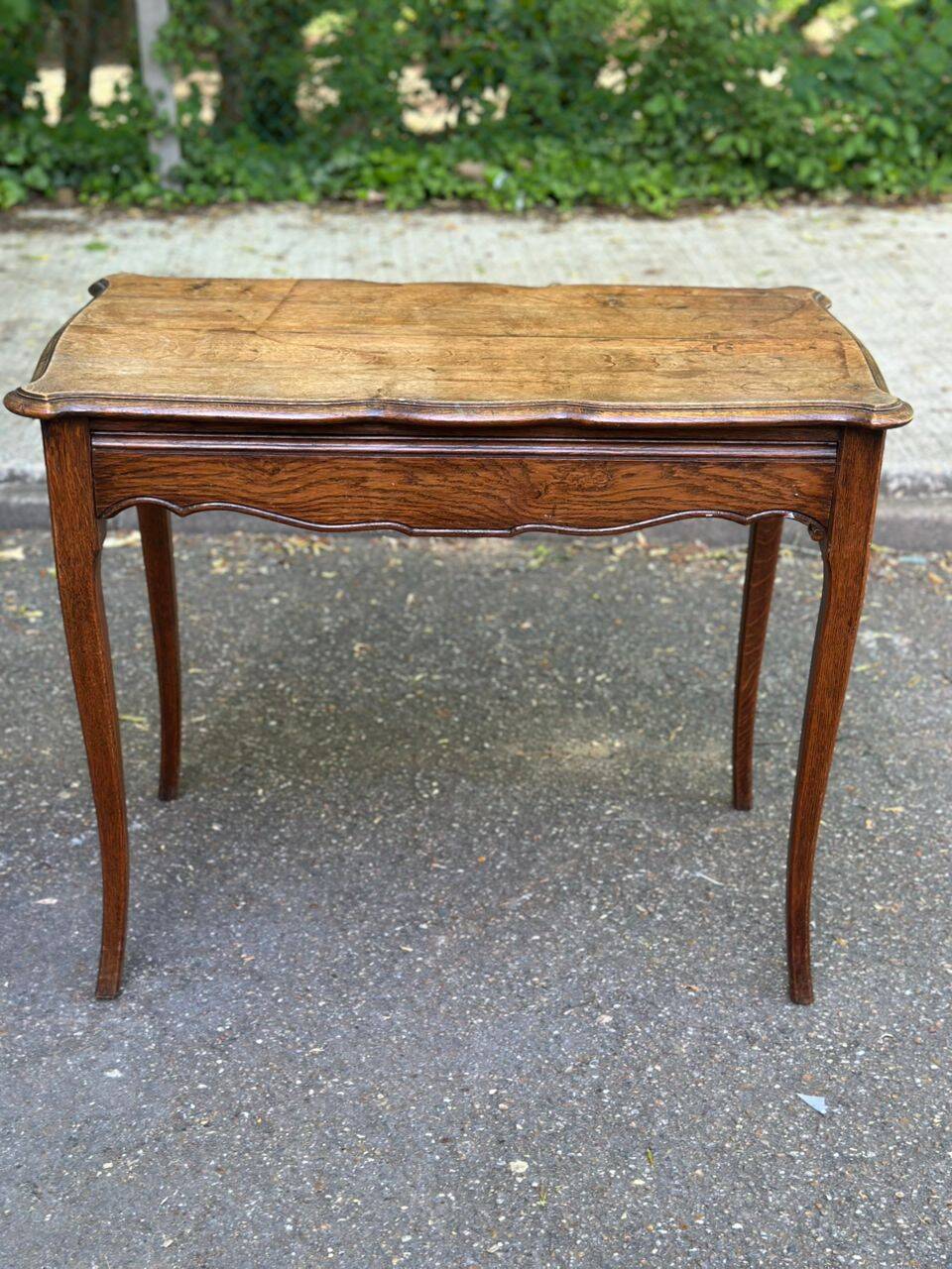 Louis XV desk in solid oak from the 19th century.