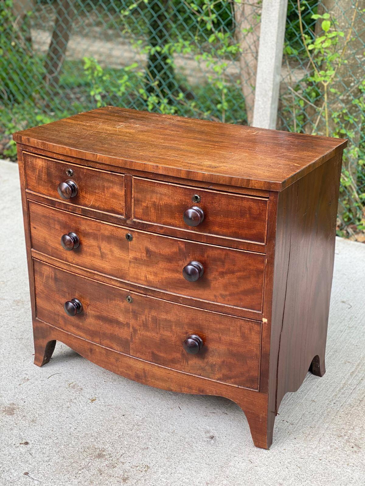 19th century English wooden chest of drawers with 4 drawers