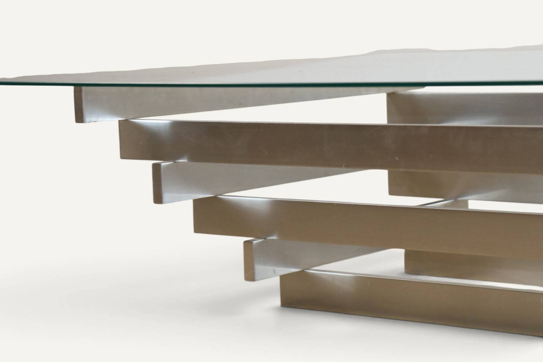 Table basse sculpturale en aluminium brossé et verre – années 1970