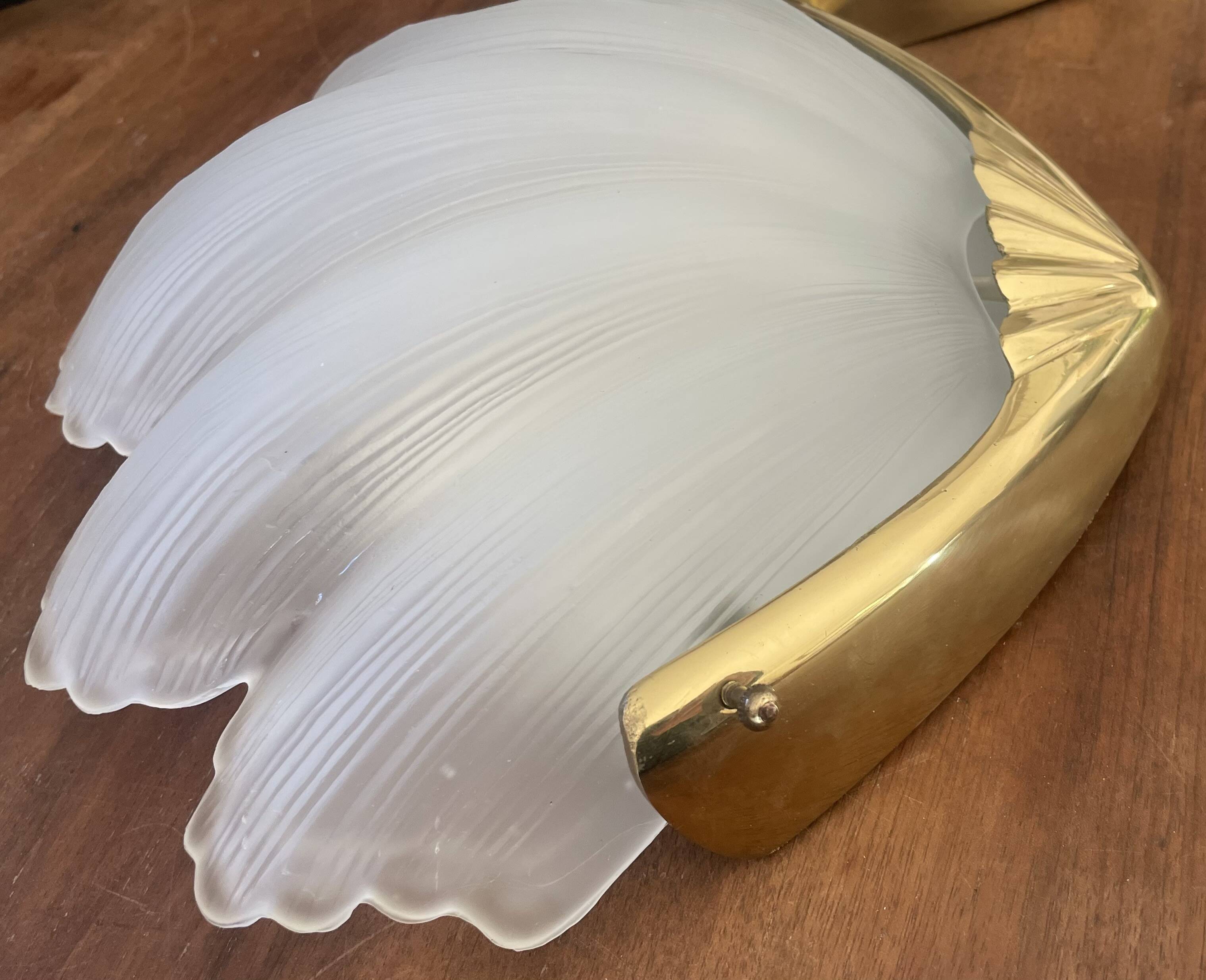 Paire d’appliques vintage en verre dépoli et laiton