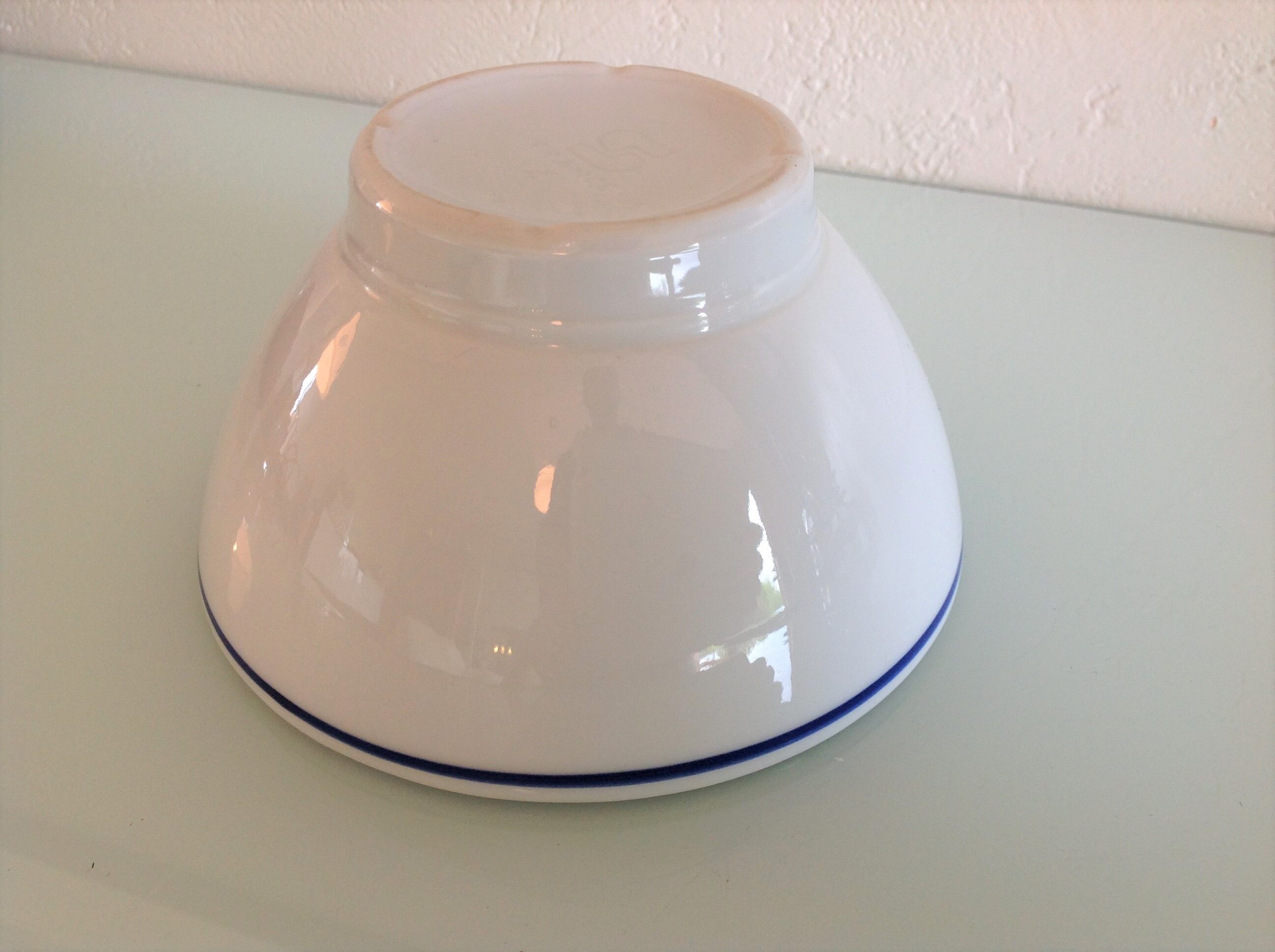 White bowl with blue border of the faienceries of Sarreguemines