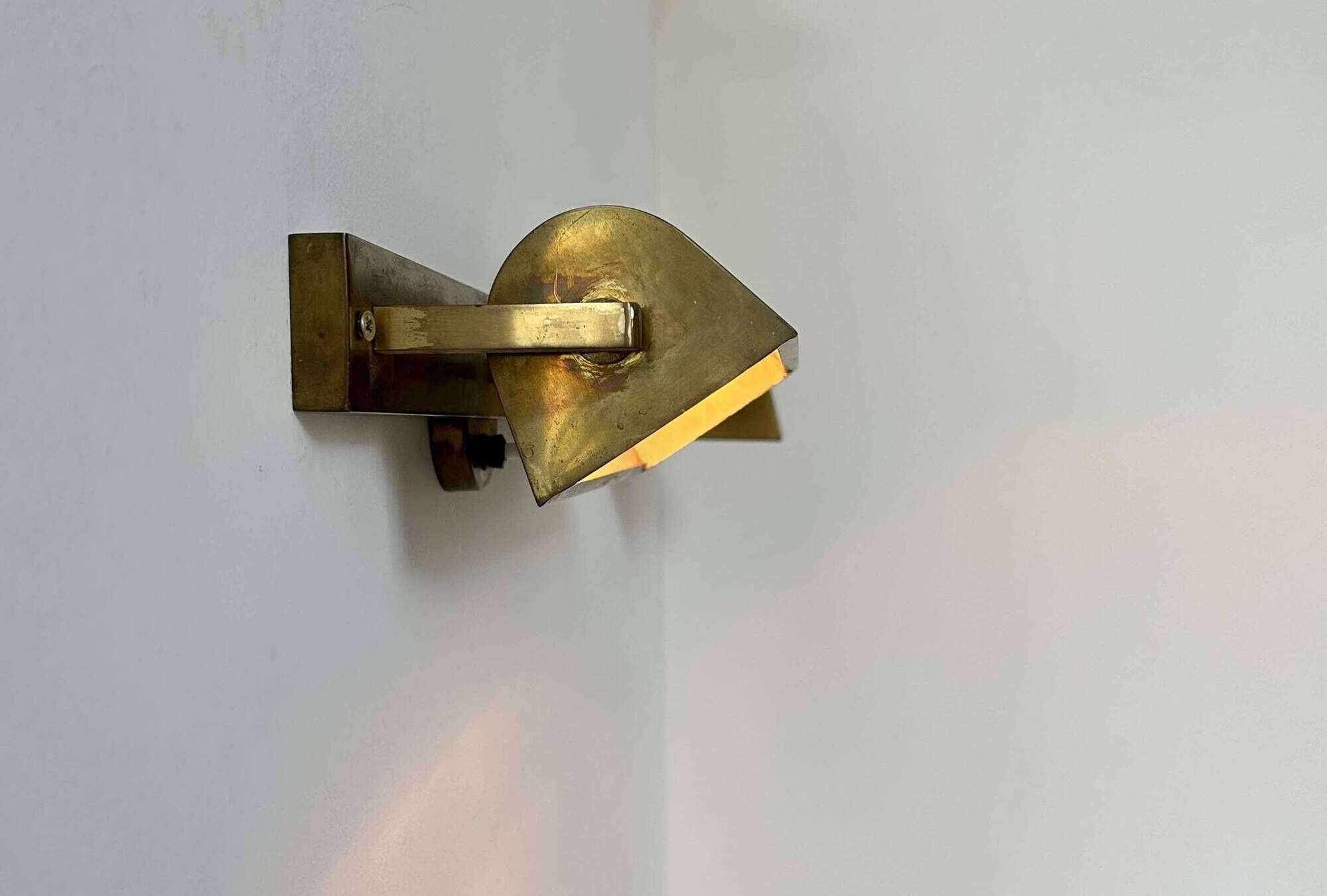 Pair of vintage modernist wall lights, adjustable in brass, France 1940