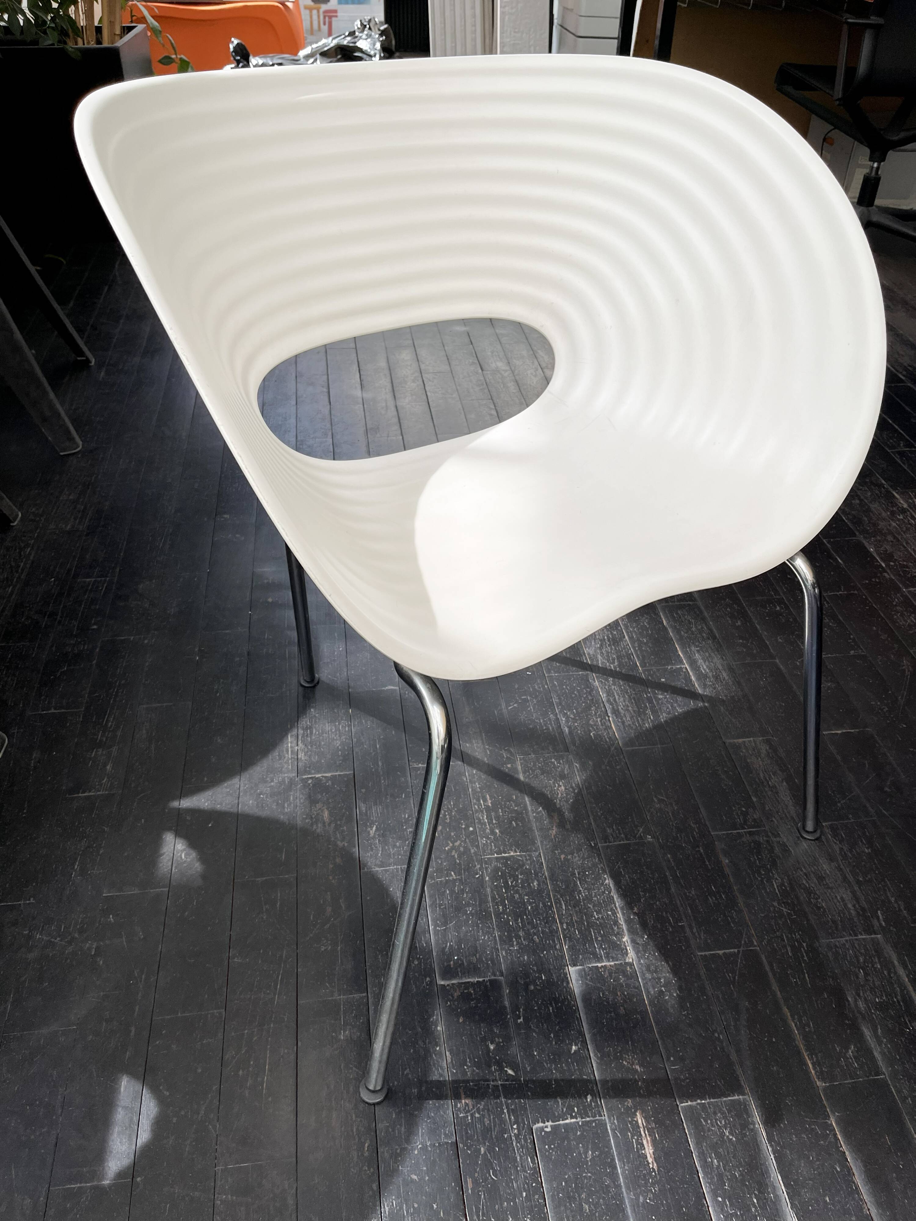 4 Tom Vac chairs designed by Ron Arad with a white round table of 110cm.