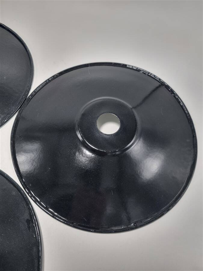 Suspensions in black enamelled sheet metal