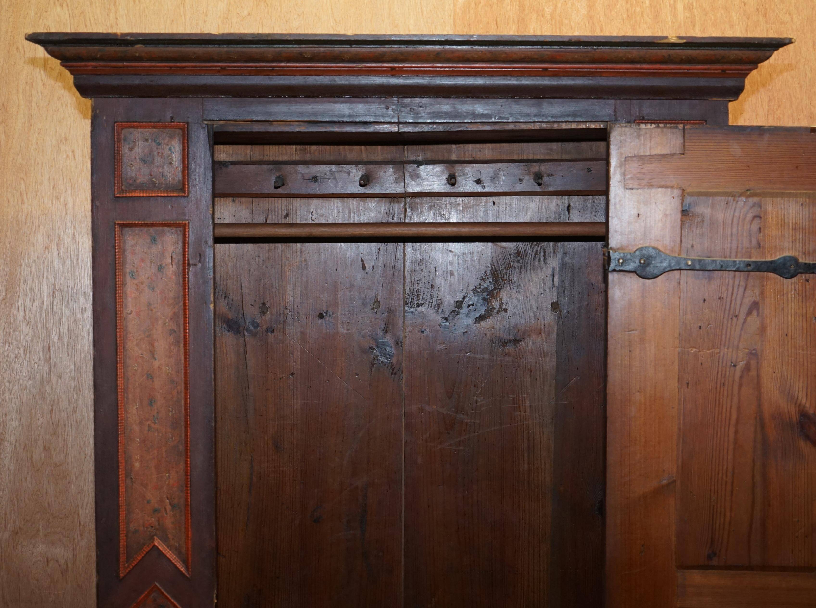 Hand-painted armoire Sublime from around 1800 in oak.