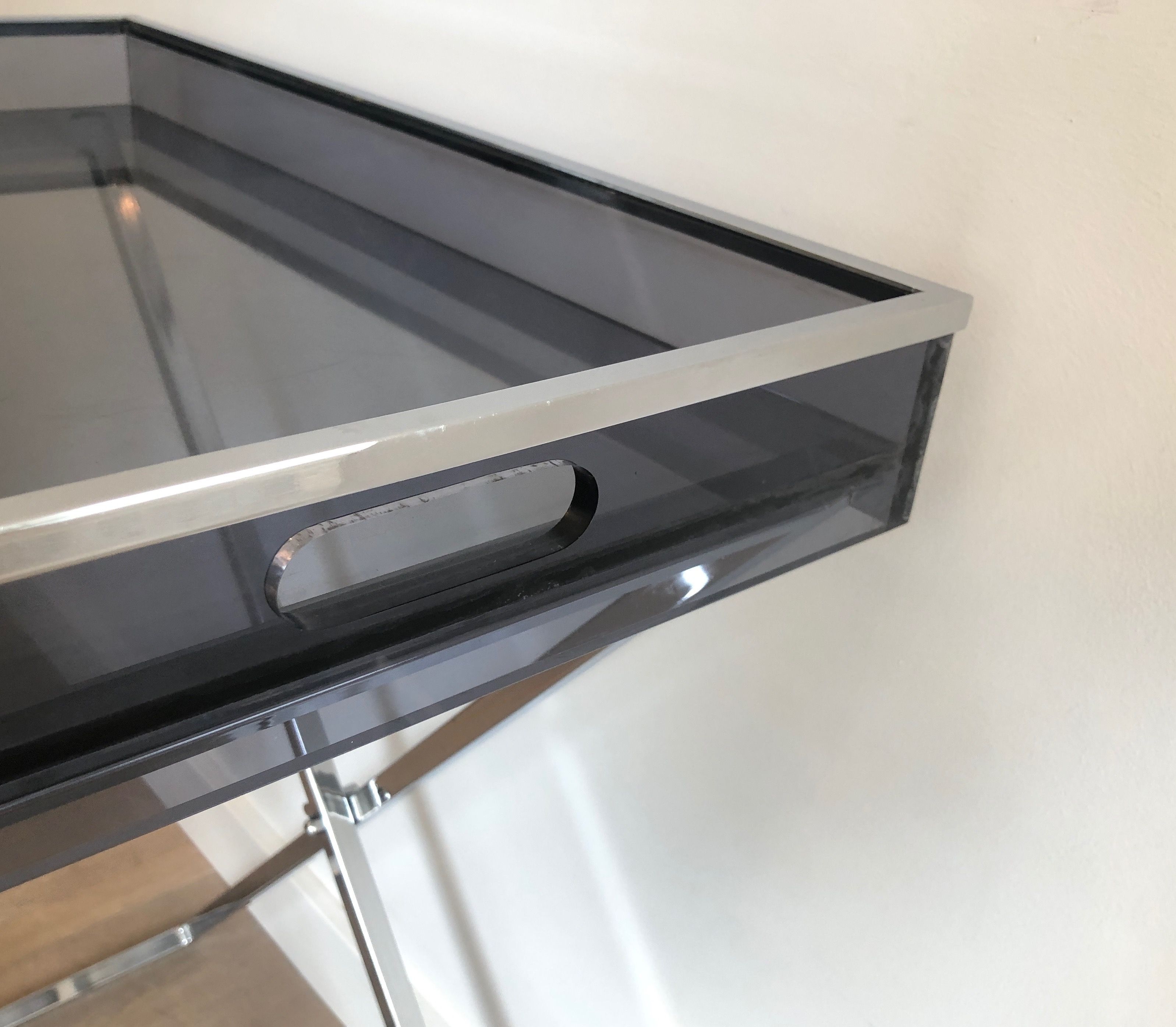 Paire de bouts de canapé en plexiglas et chrome