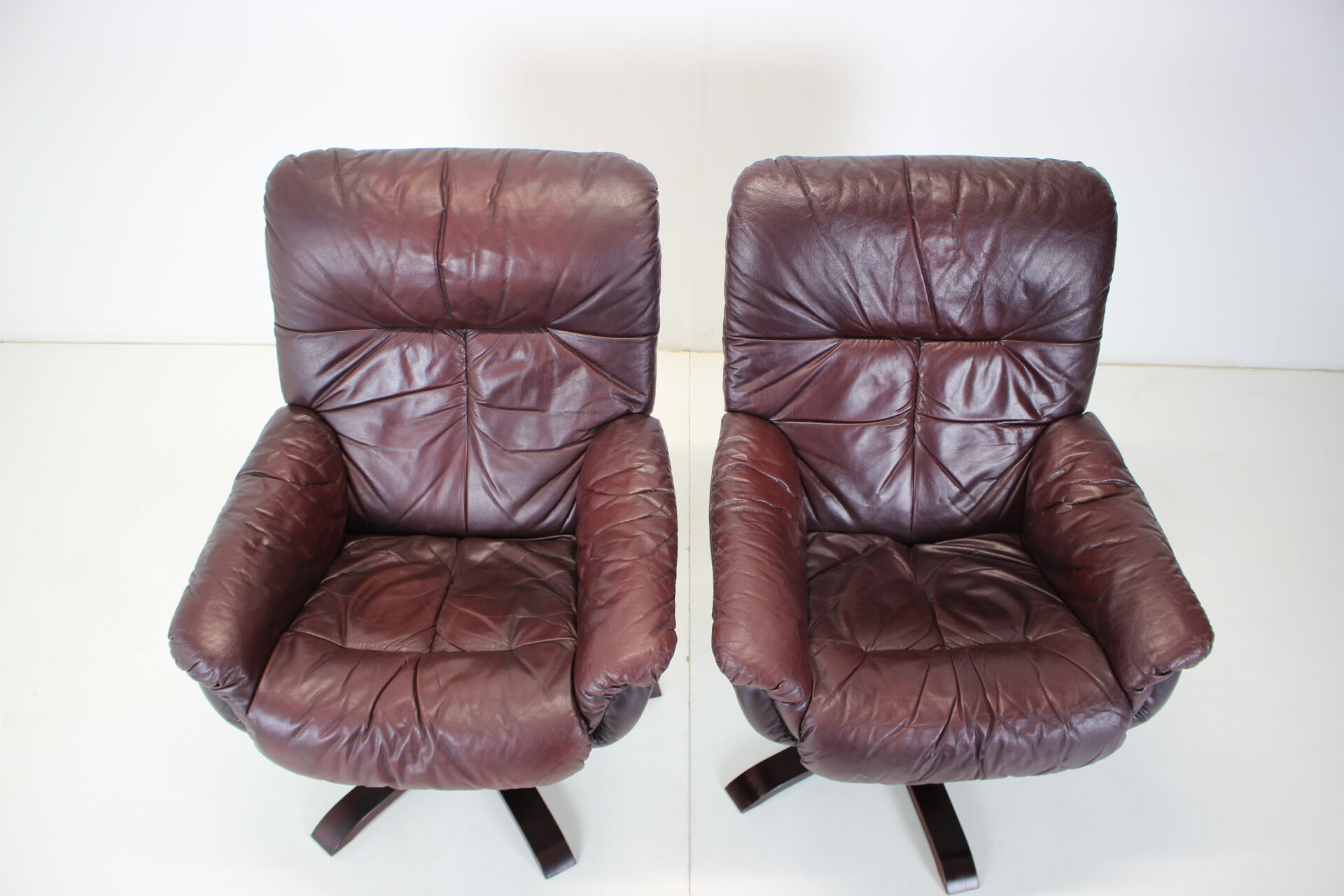 Scandinavian Leather Armchairs / Lounge Chairs, With footres 1970s, Finland