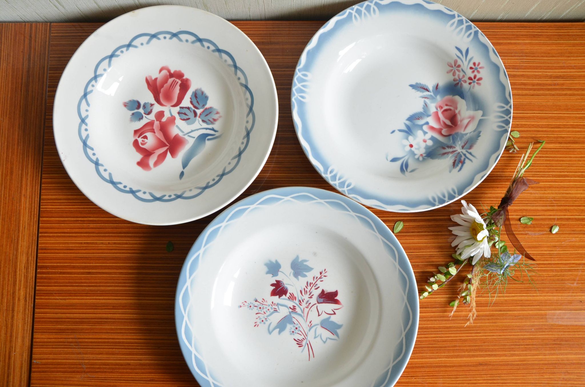 Lot dépareillées de 3 assiettes Digoin et Sarreguemines