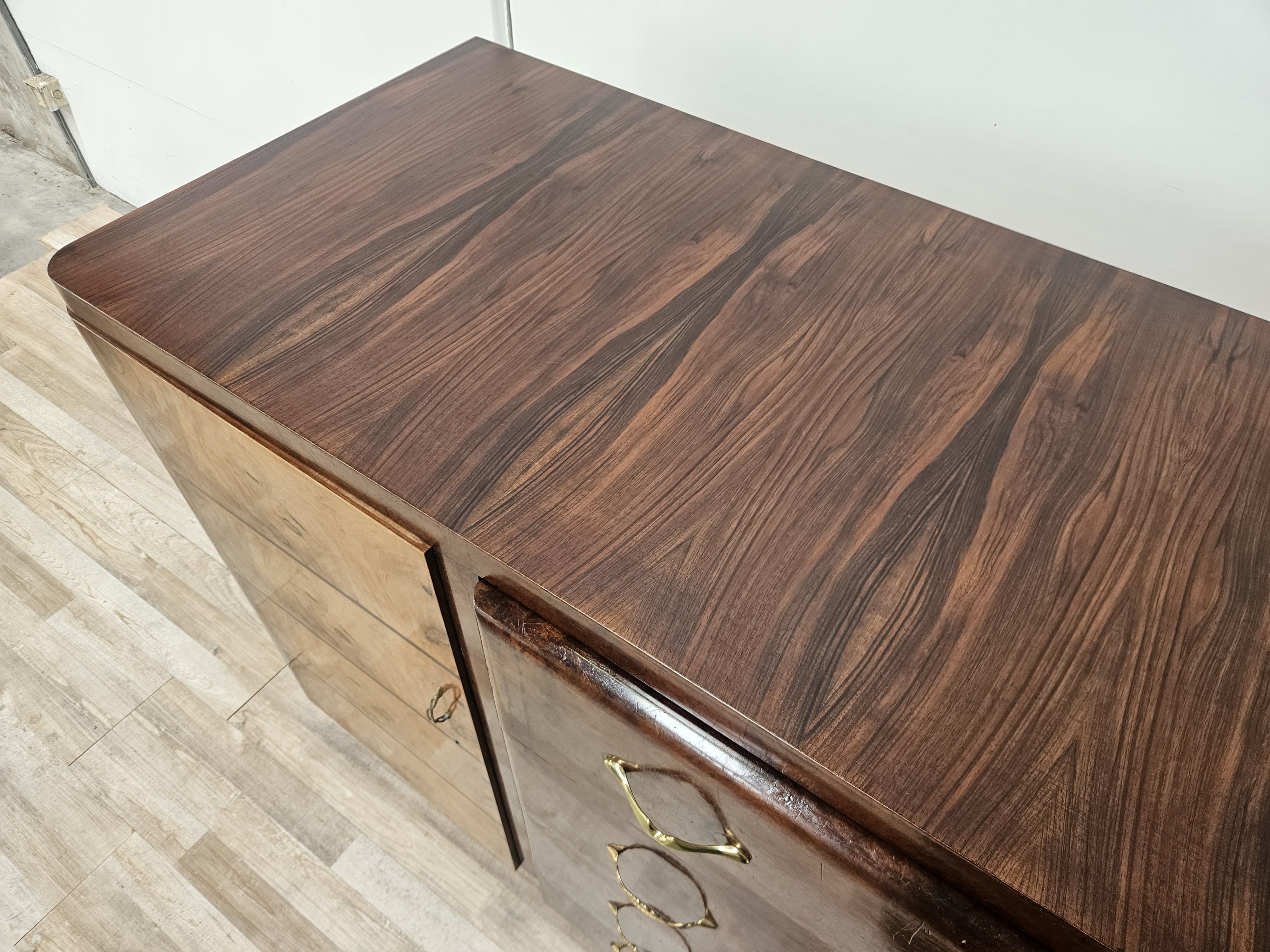 1940s Art Decò sideboard in walnut and blond walnut