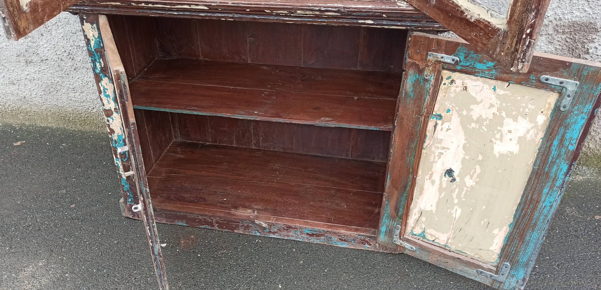 Armoire vitrée en bois ancienne patinée