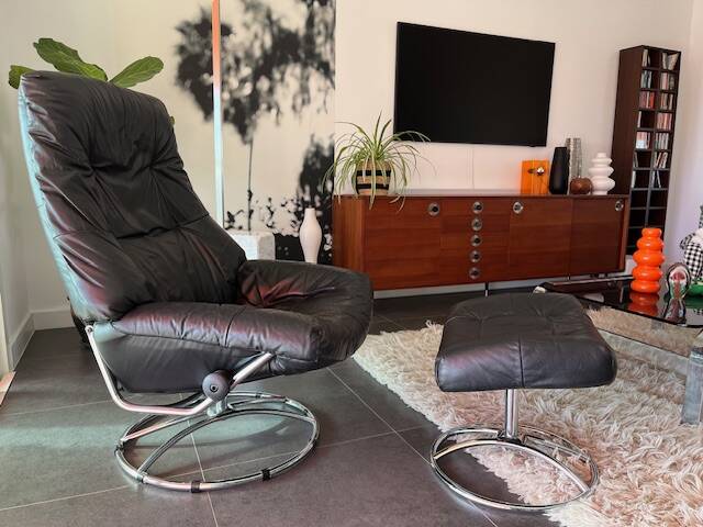 swivel armchair and Mid-Century stool in black leather, Denmark, set of 2