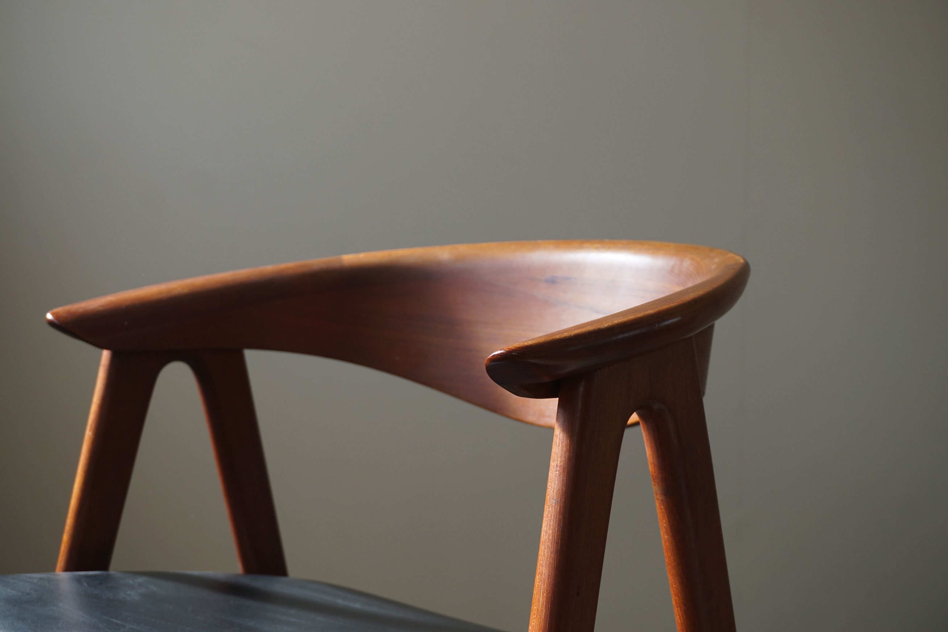 Armchair in teak by Erik Kirkegaard for Høng stolefabrik, model 52 "Compass Chair", mad