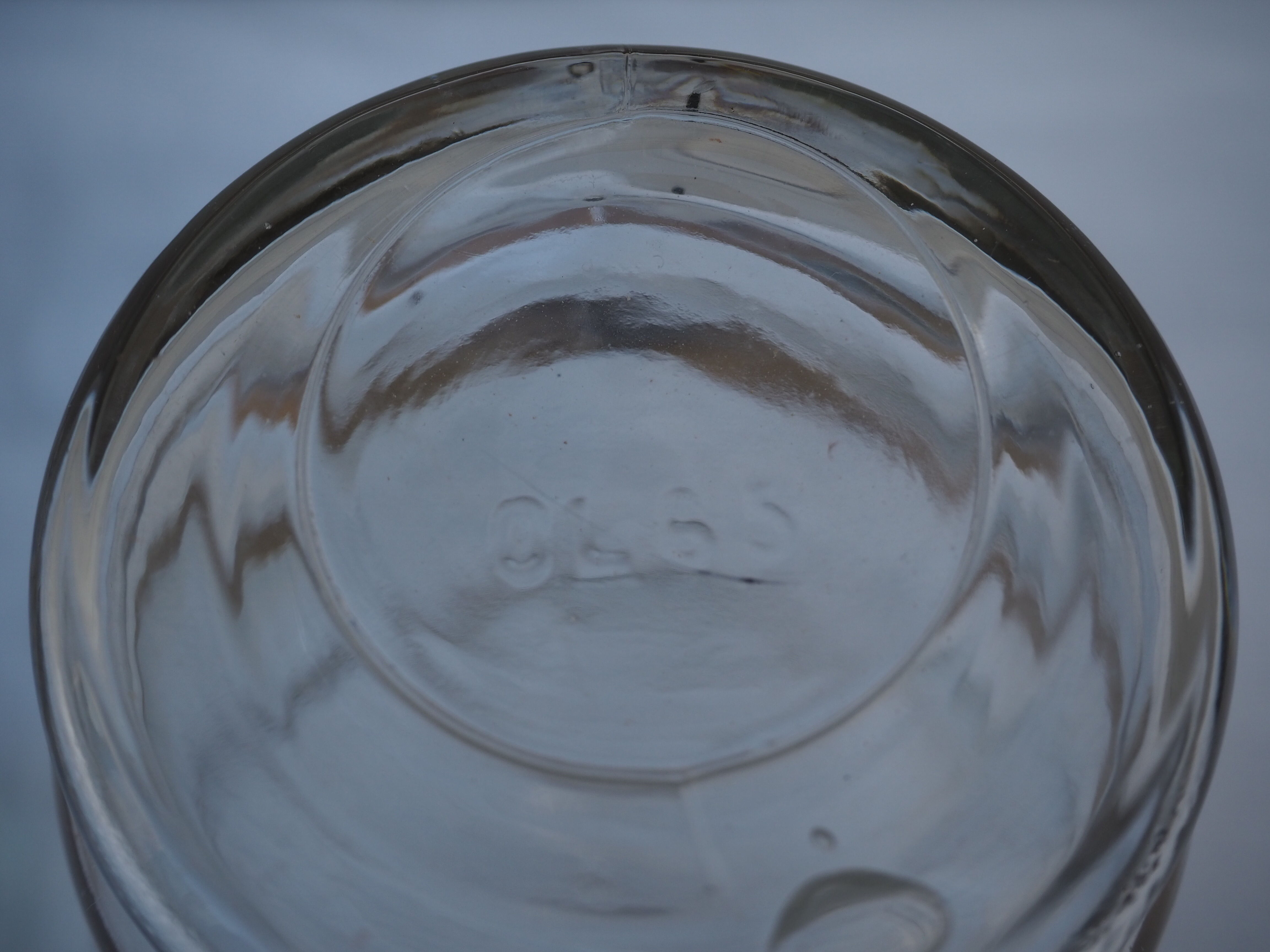Golden liqueur service from the 1950s-1960s and its 12 glasses