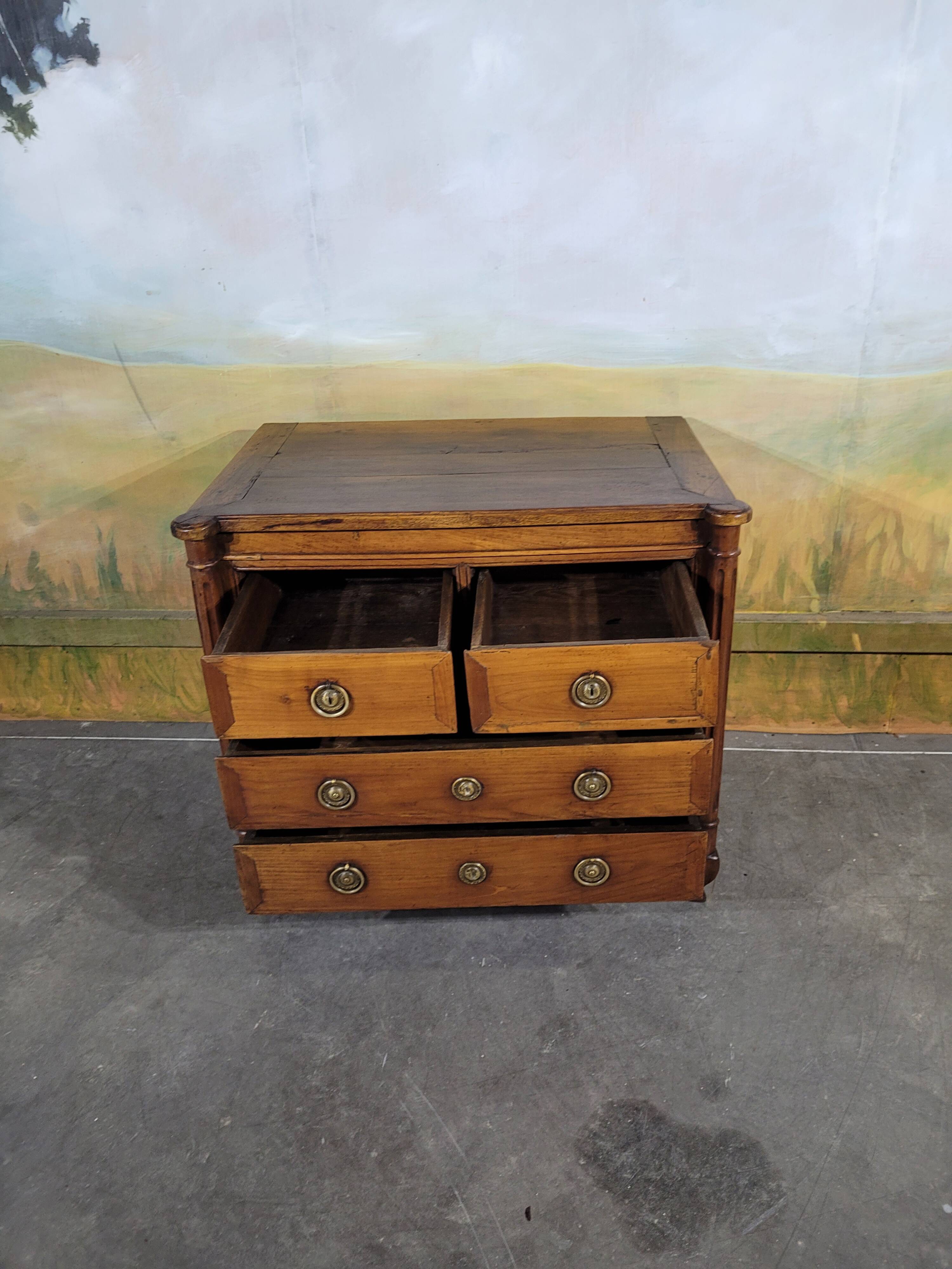 Small 18th-century chest of drawers in walnut and cherry wood.