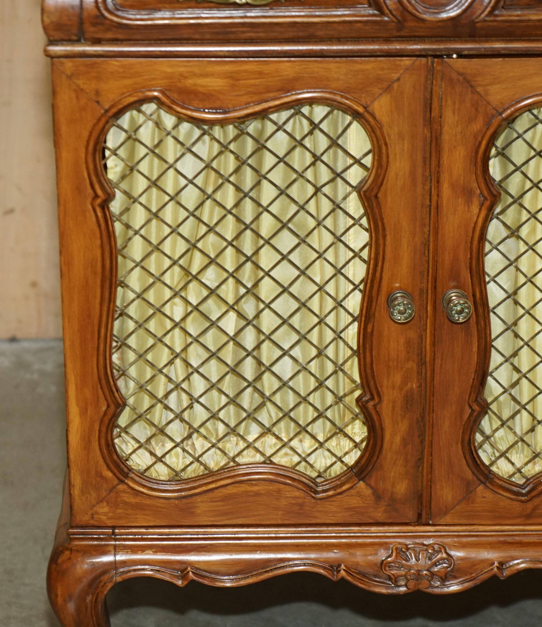 Paire d'armoires latérales vintage en noyer avec laiton ajouré et soie