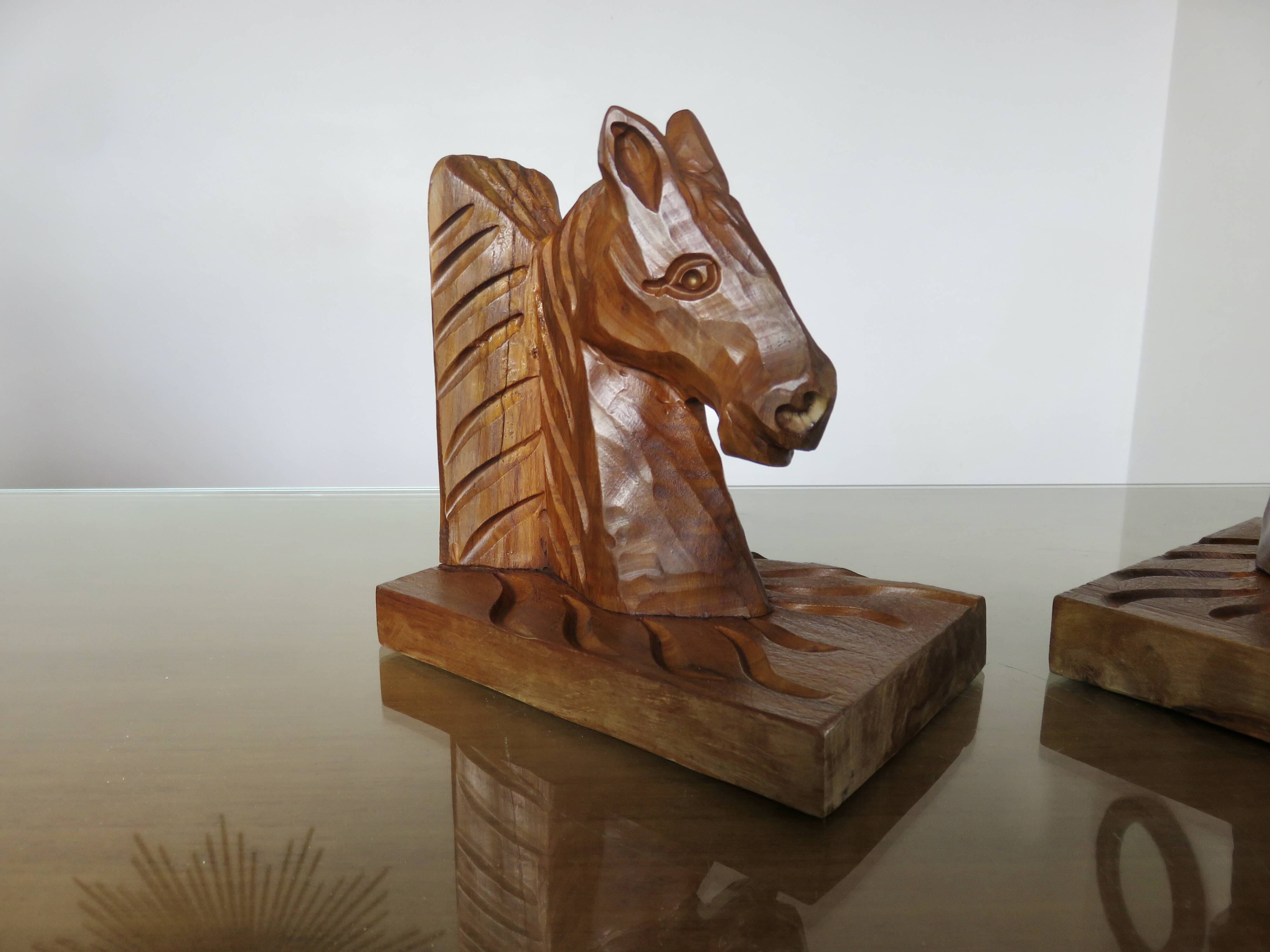 Paire de serre livres "chevaux" en bois de hêtre taillé à la gouge, 30-40