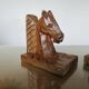Paire de serre livres "chevaux" en bois de hêtre taillé à la gouge, 30-40