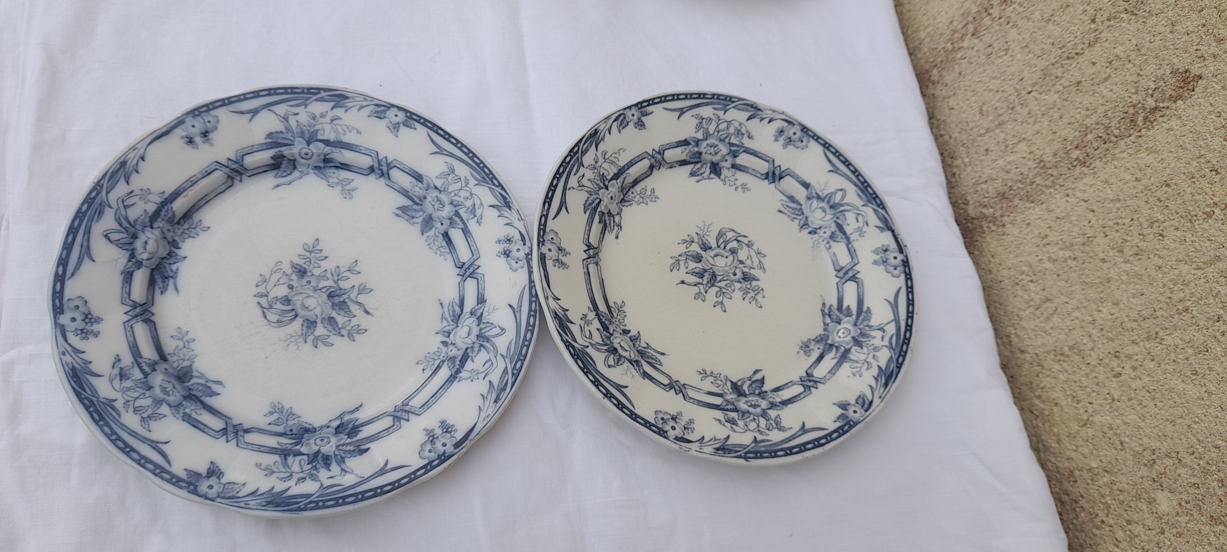 2 flat plates in Sarreguemines earthenware model Ceres XIX th diam 24.5 cm