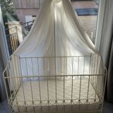 Lit bébé en fer forgé en très bon état