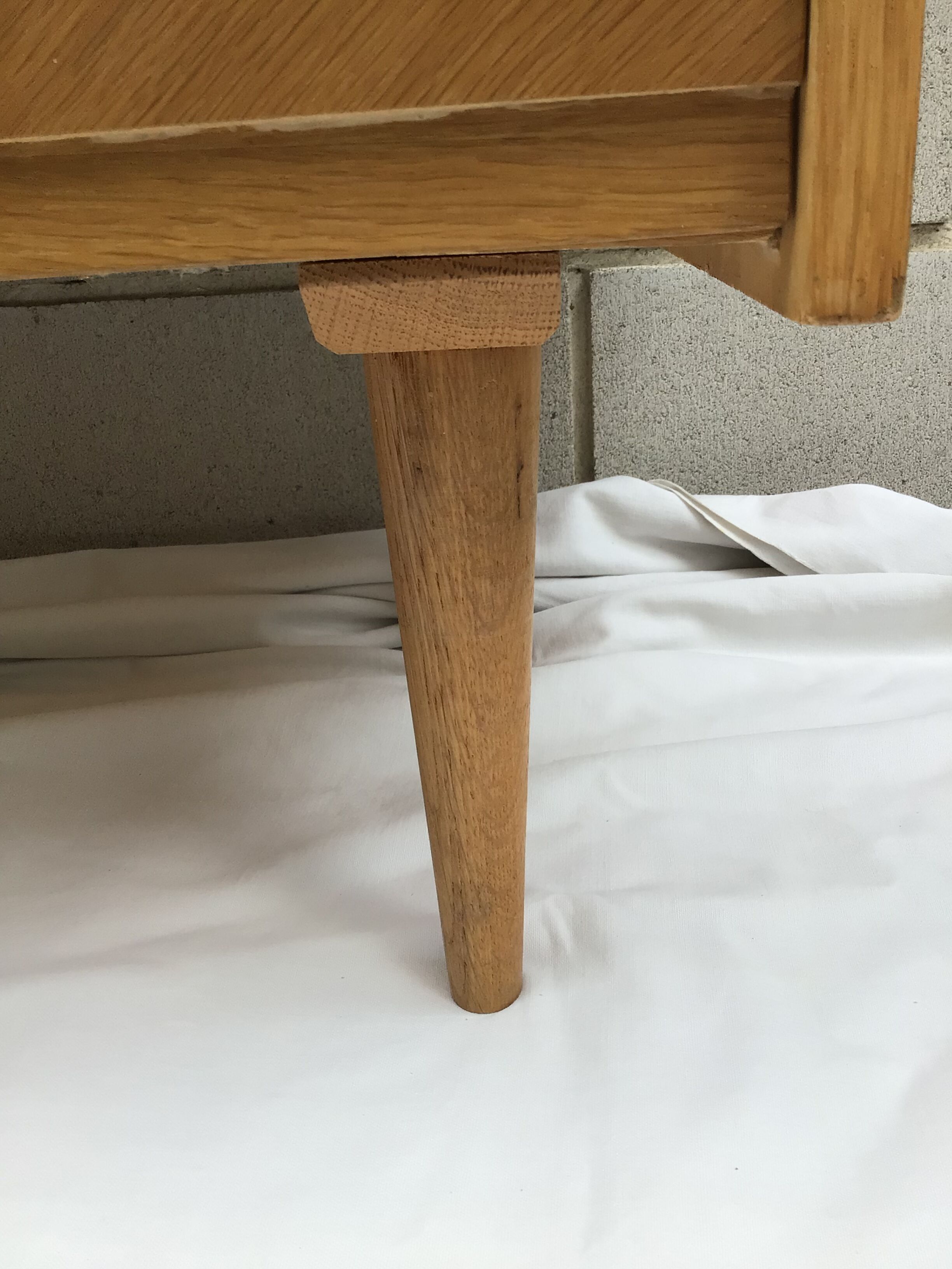 Commode plaquage chêne pieds fuseaux années 60