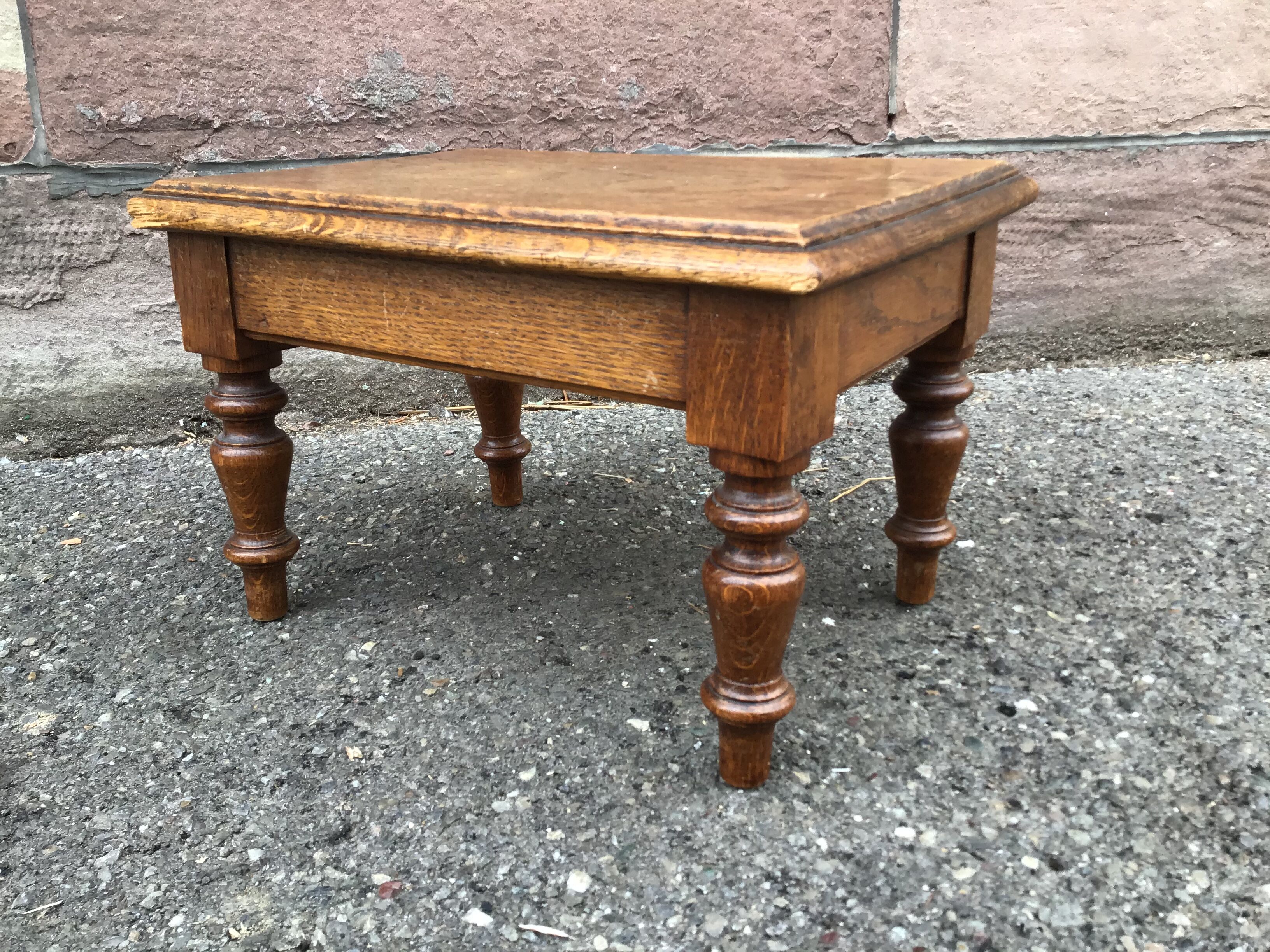 Rests vintage oak feet