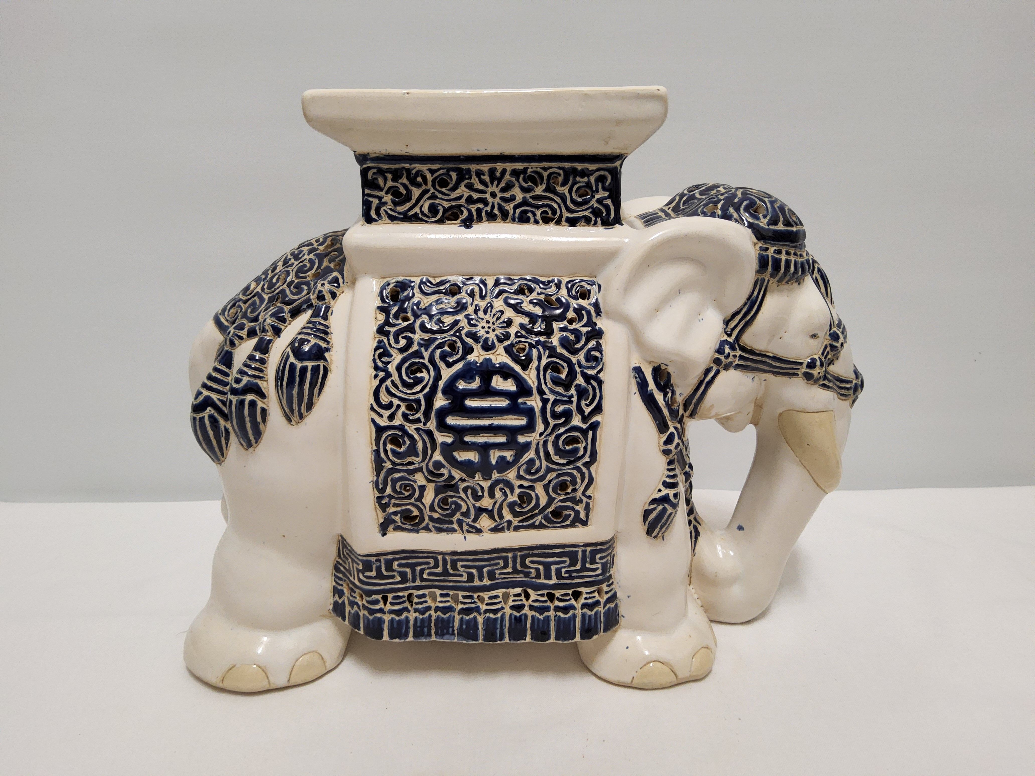 Eléphant en céramique porte-plante