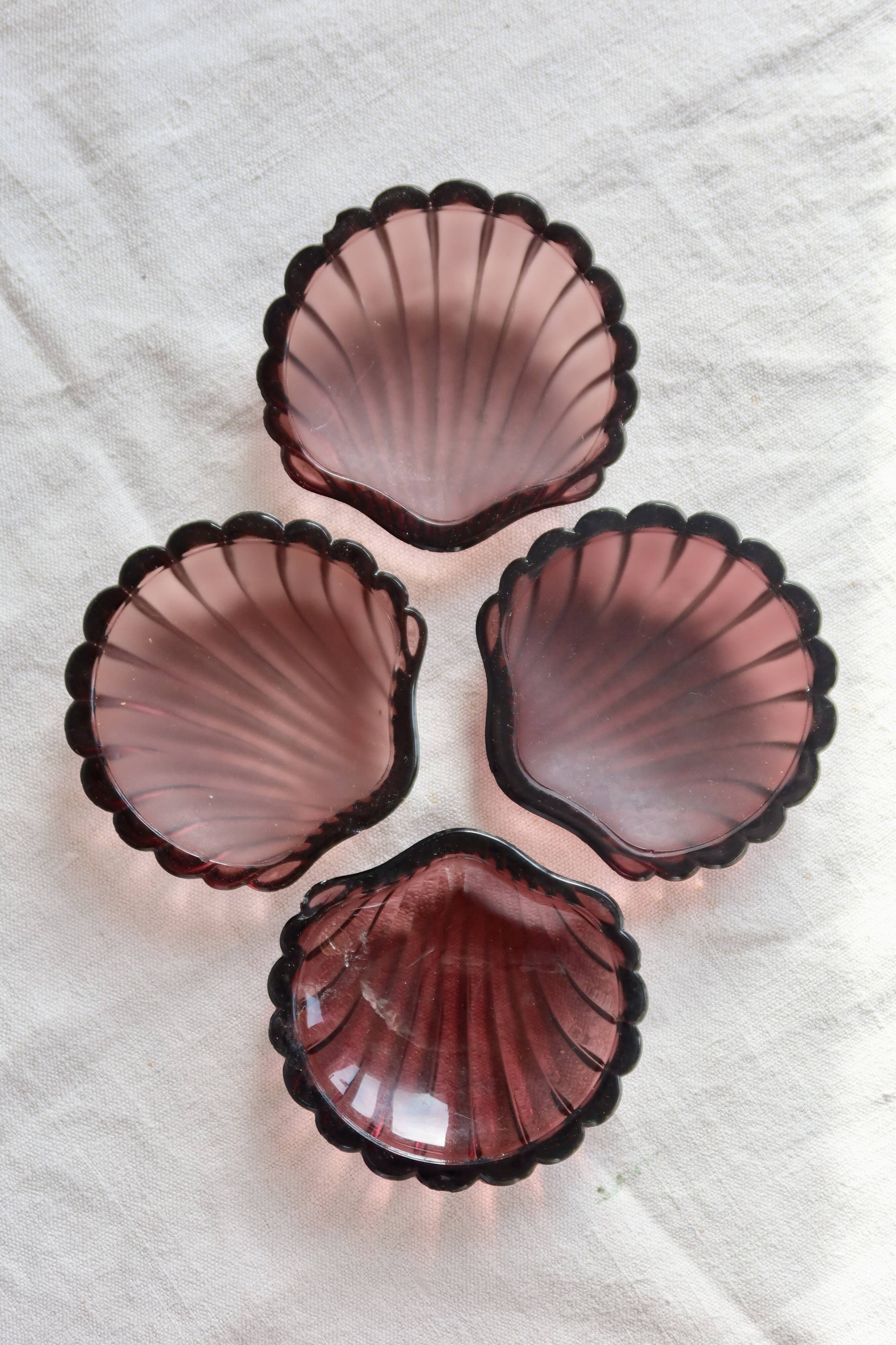 Vintage shell-shaped glass bowl in purple.