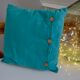 Coussin vert scandinave avec boutons en bois