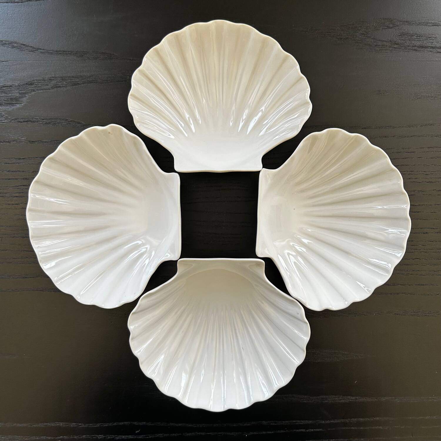 Set of 4 shell-shaped bowls