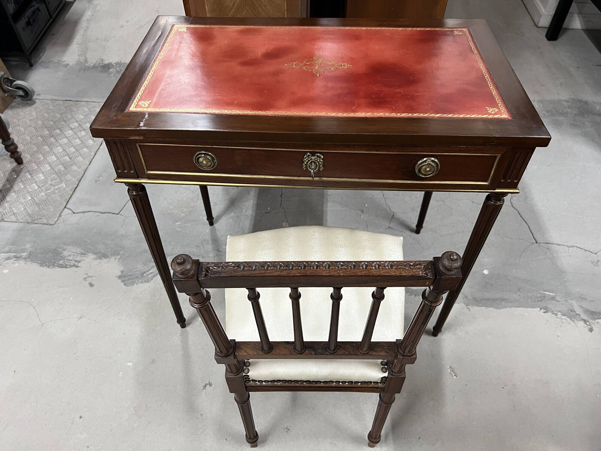 Flat desk and Louis XVI style chair in mahogany veneer (nineteenth century)