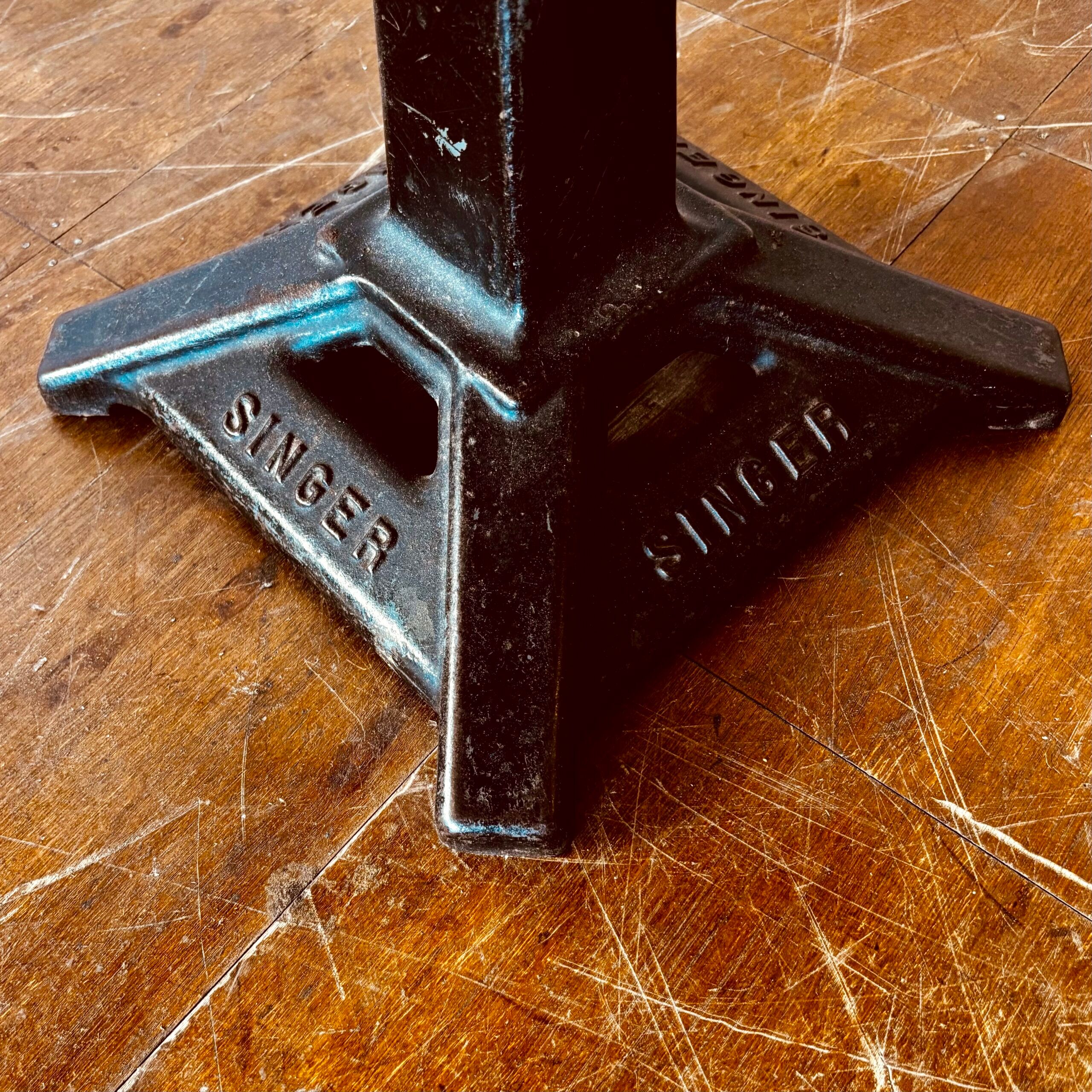 Adjustable Singer workshop chair with Eiffel base