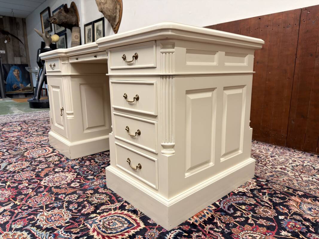 Bureau Chesterfield classique crème anglais
