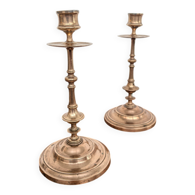Paire de bougeoirs anciens en laiton rosé tourné (24 cm)