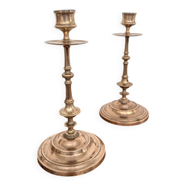Paire de bougeoirs anciens en laiton rosé tourné (24 cm)
