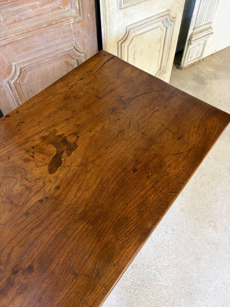 Table espagnole époque 20e siècle