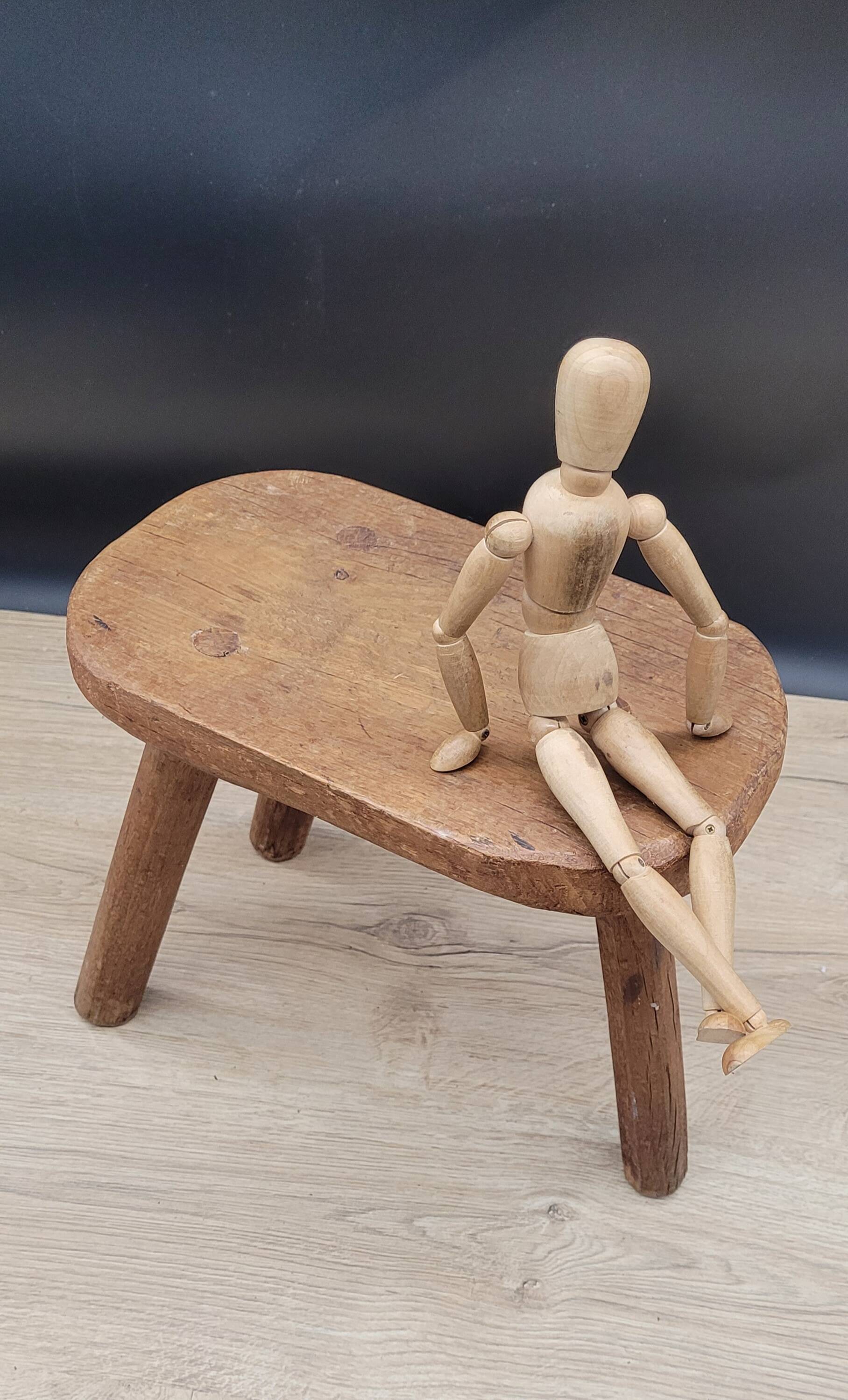 Tabouret tripode brutaliste ovale