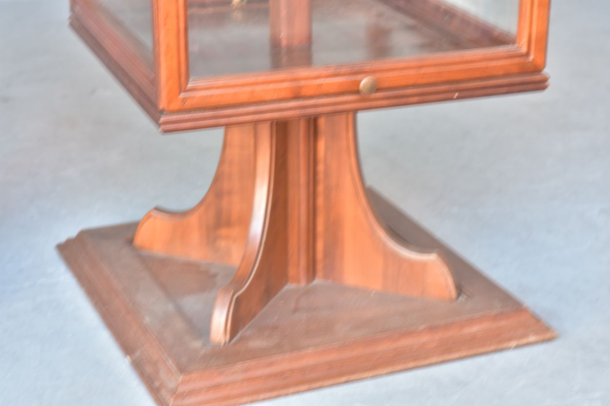 Amazing revolving showcase in 50s cherry