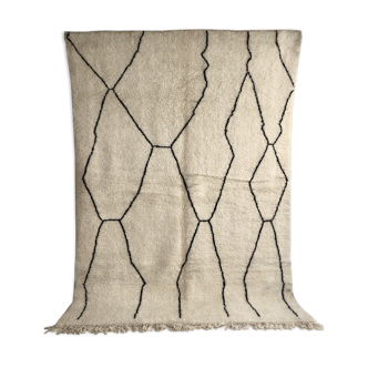 Moroccan Berber carpet Beni Ouarain with black patterns 3,02x2.12m