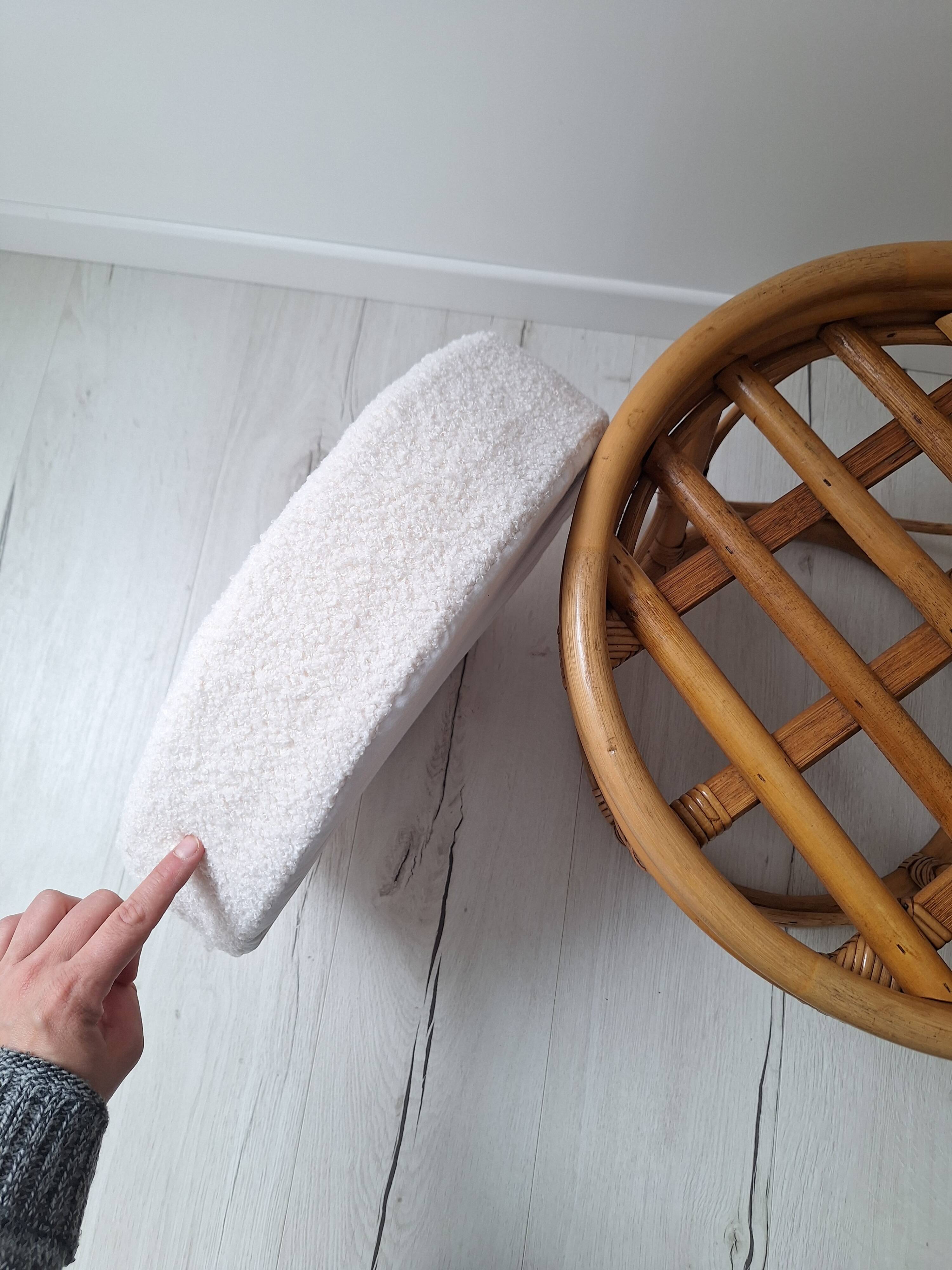 Pouf en rotin et tissu bouclette