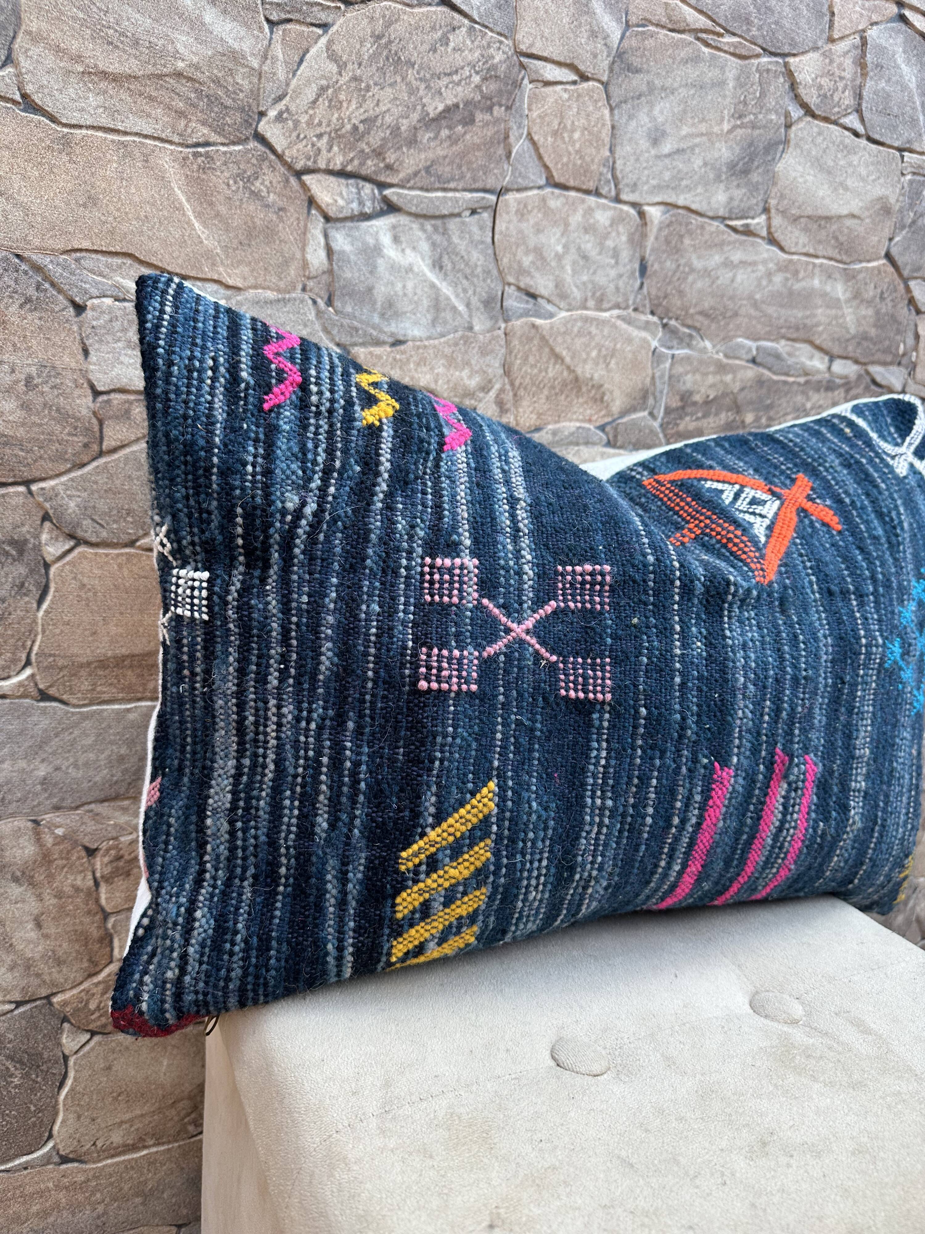 Handmade Moroccan Kilim cushion cover: Bohemian decorative cushion