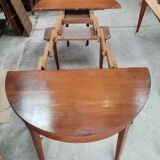 Half moon table with 3 elongations