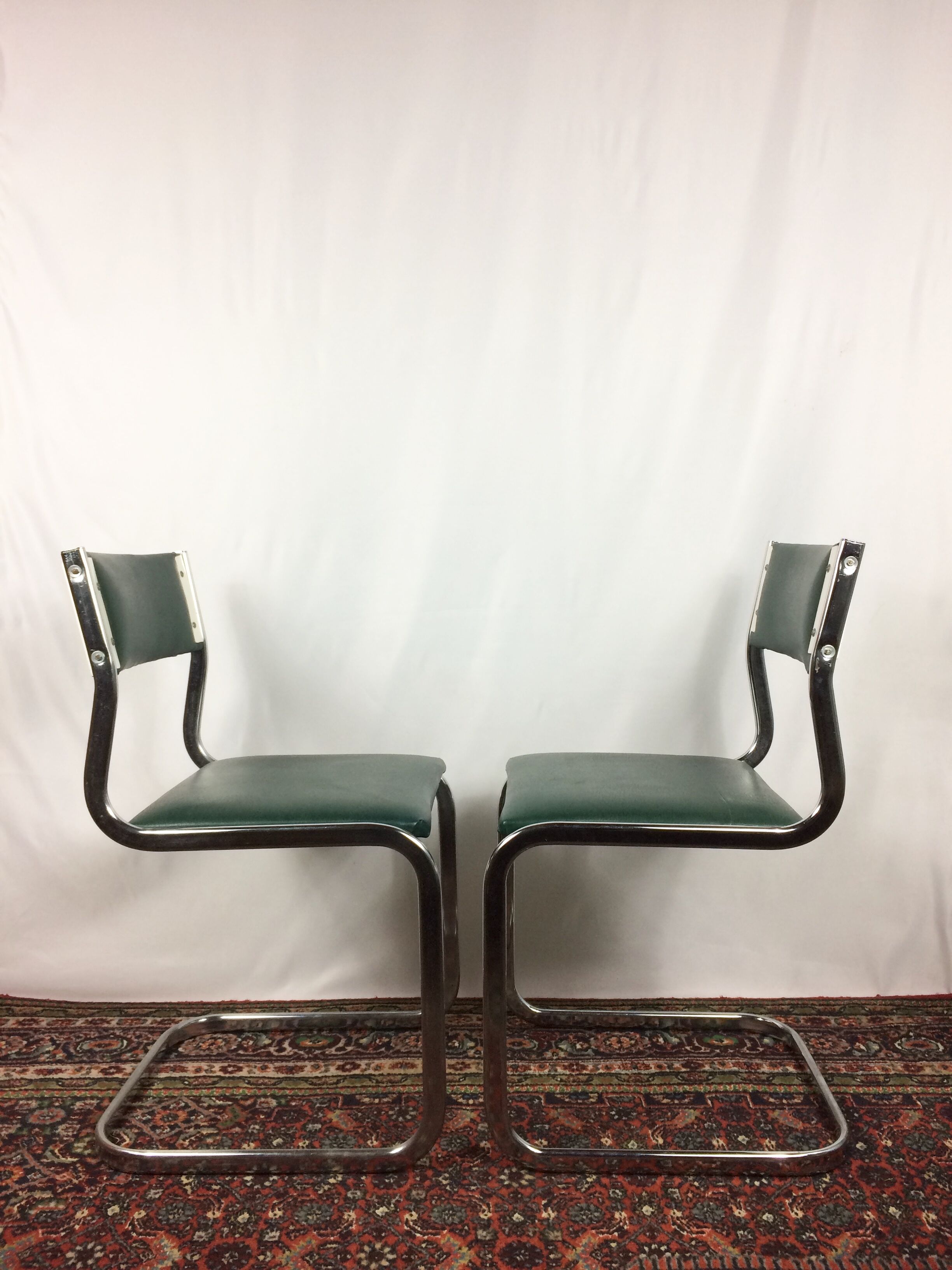 Paire de chaises "cantilever" vintage