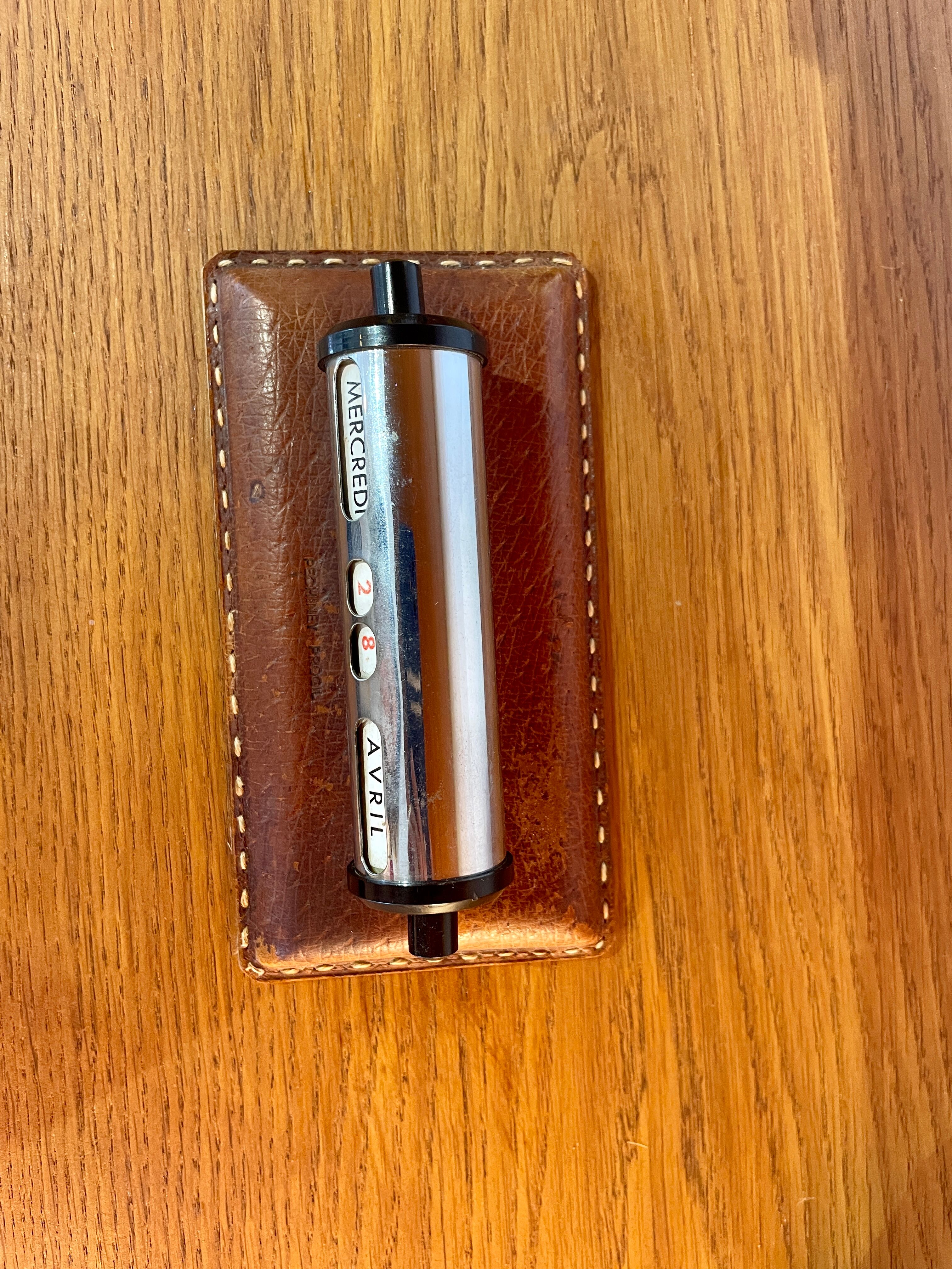 Perpetual calendar in leather and chrome