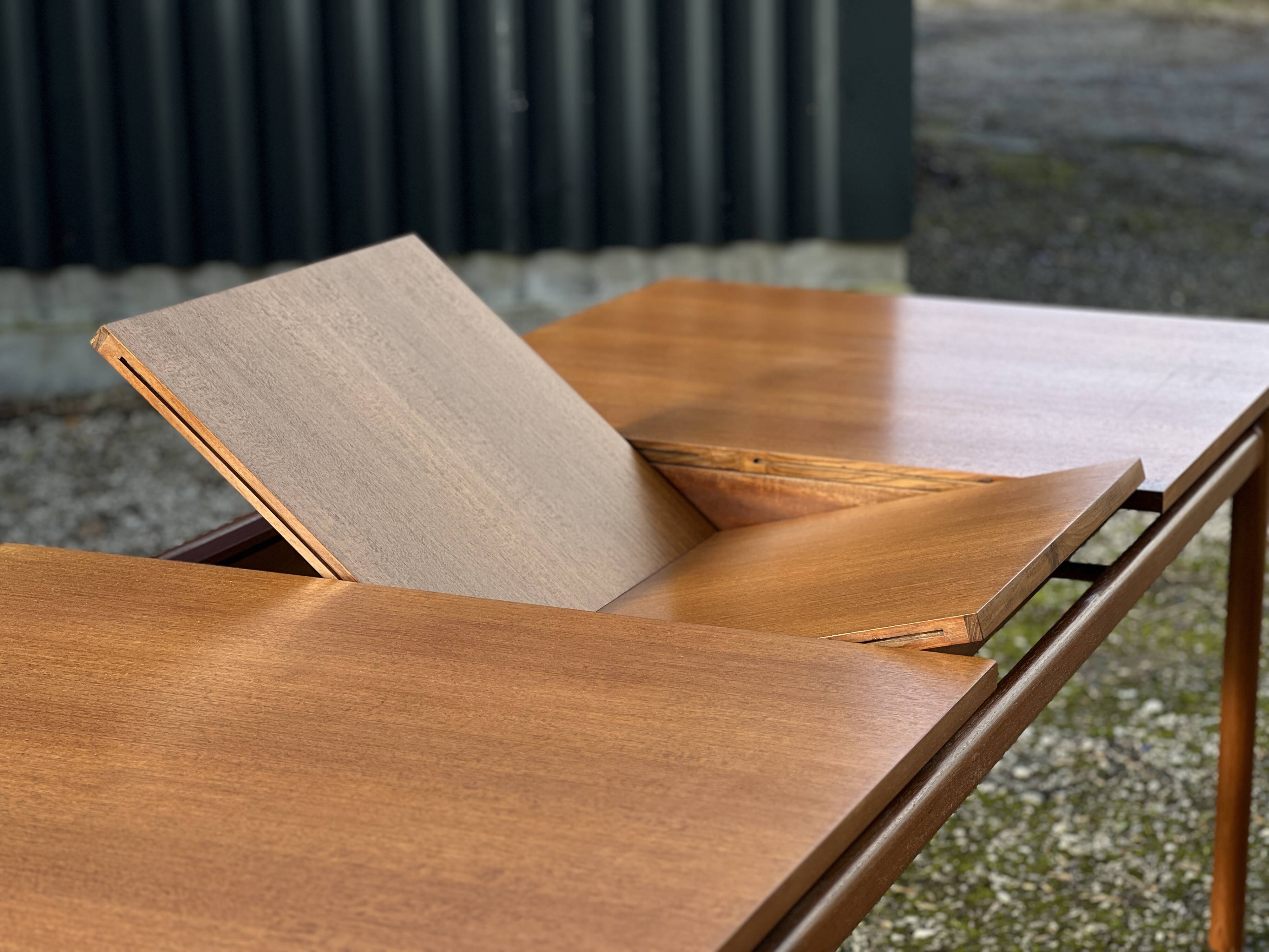 Grande table à manger à rallonge par McIntosh