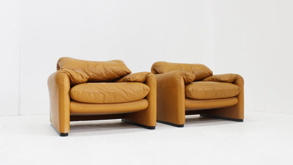 Fauteuils et canapé Cassina Maralunga par Vico Magistretti en cuir cognac.