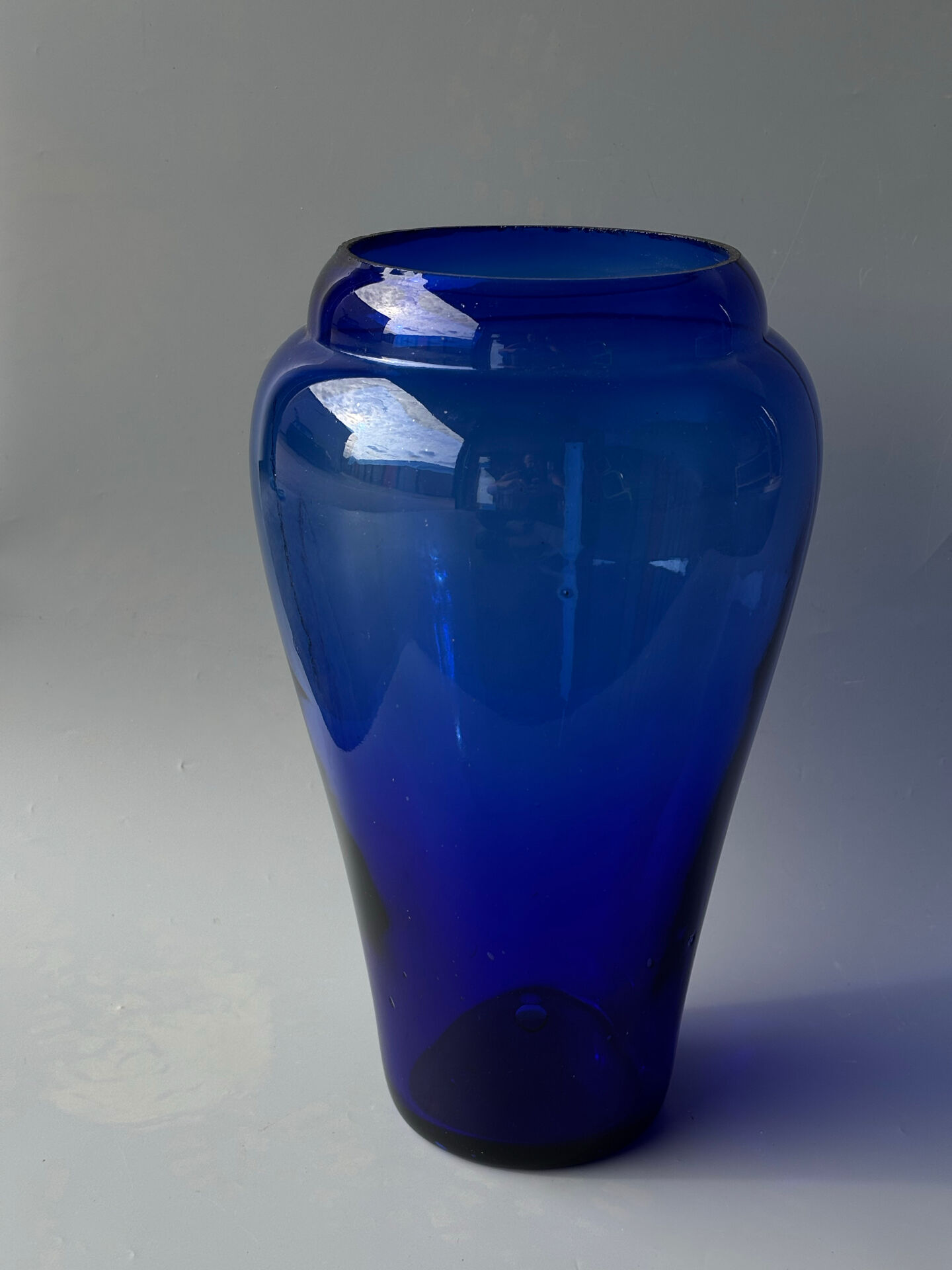 Grand vase en verre bleu cobalt 