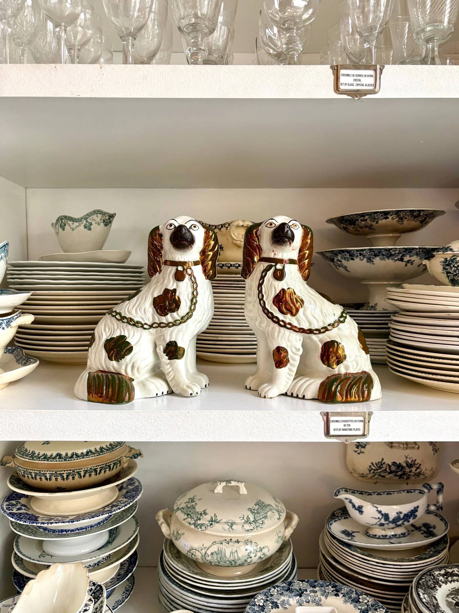 Chien, cavalier king charles en faïence staffordshire n°6, vers 1860